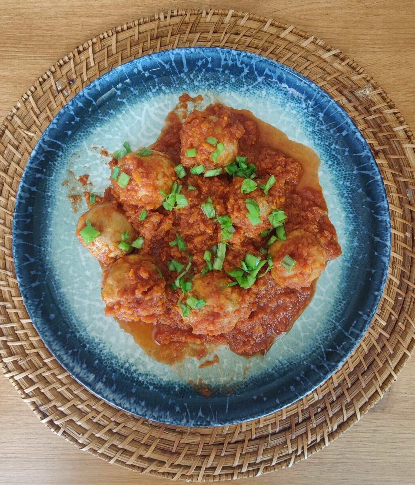Albóndigas veganas con pisto cremoso servidas en un plato