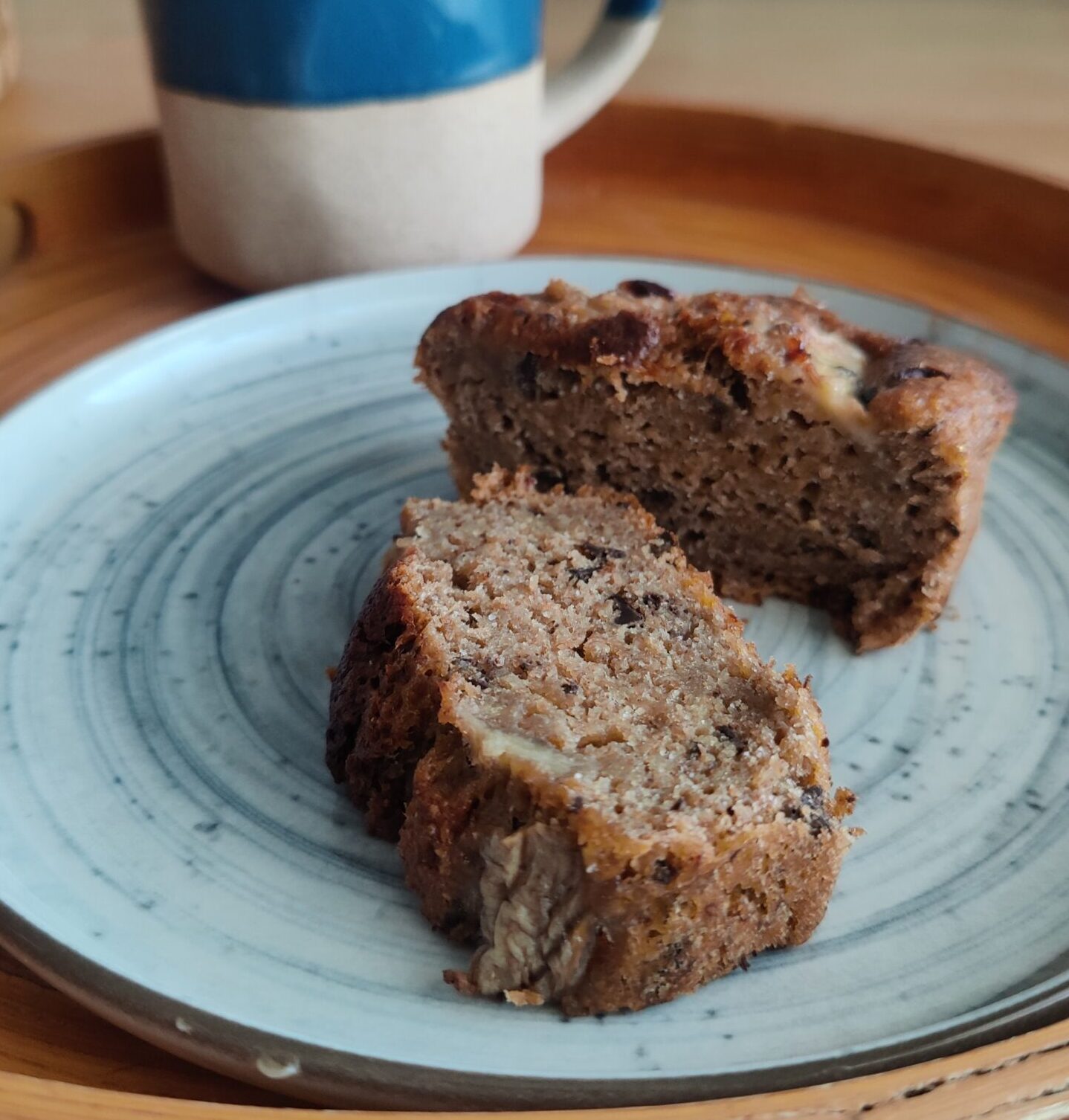 Rebanada de banana bread vegano mostrando su textura esponjosa con pepitas de chocolate