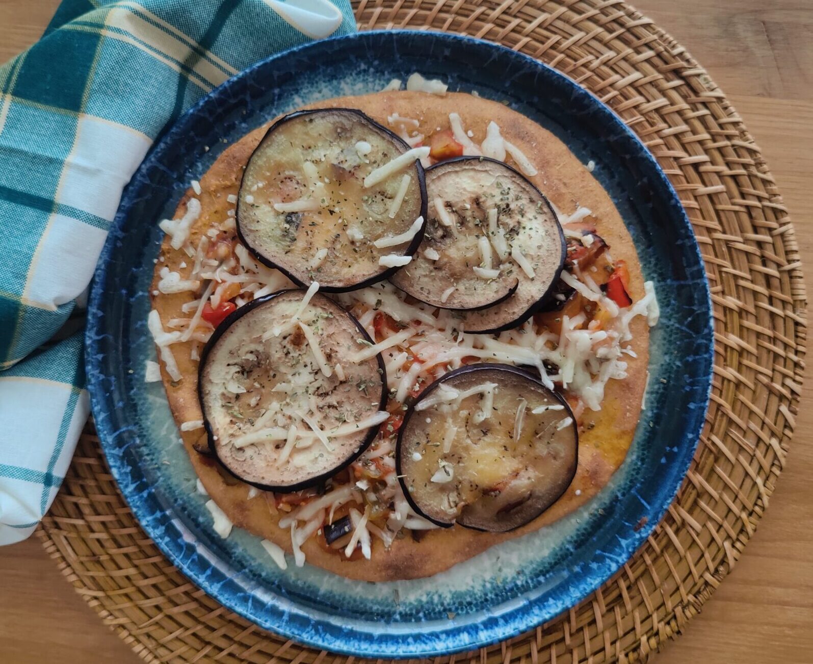 Porción de pizza de boniato vegana lista para servir